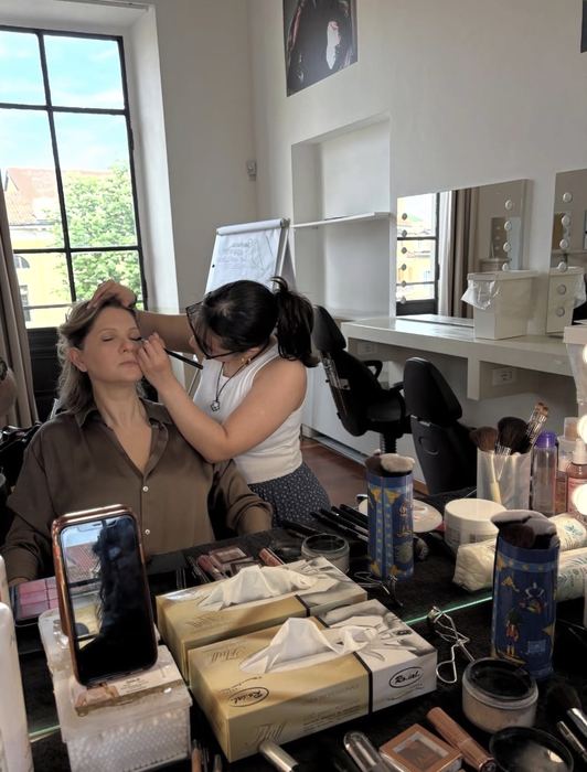 Isabella che applica il make up